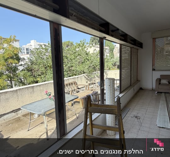 תהליך תיקון והחלפת תריס גלילה בפתחי ויטרינה בבית